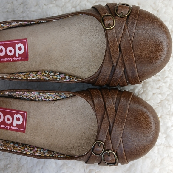 Pop Brown Flats with Crisscross Design - Picture 5 of 9